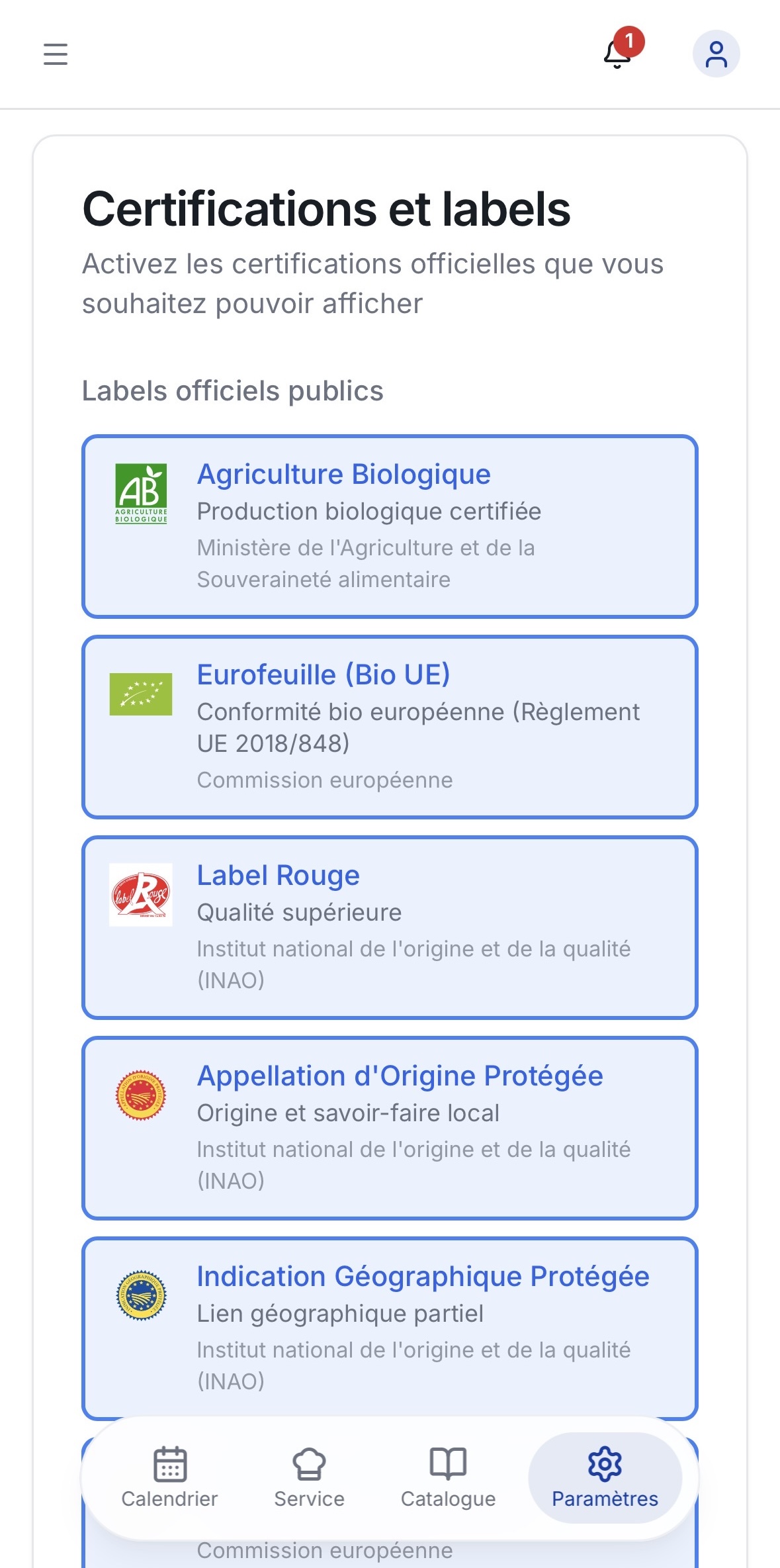 Détail d’un plat avec tags alimentaires et fiche certification